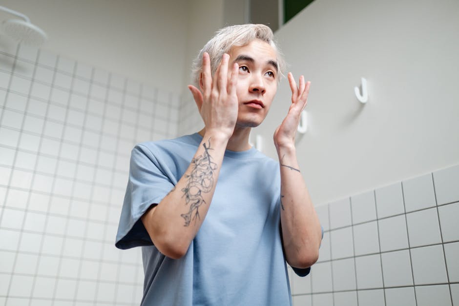 japanese man skincare moisturizer bathroom morning routine (Photo by Ron Lach via Pexels)