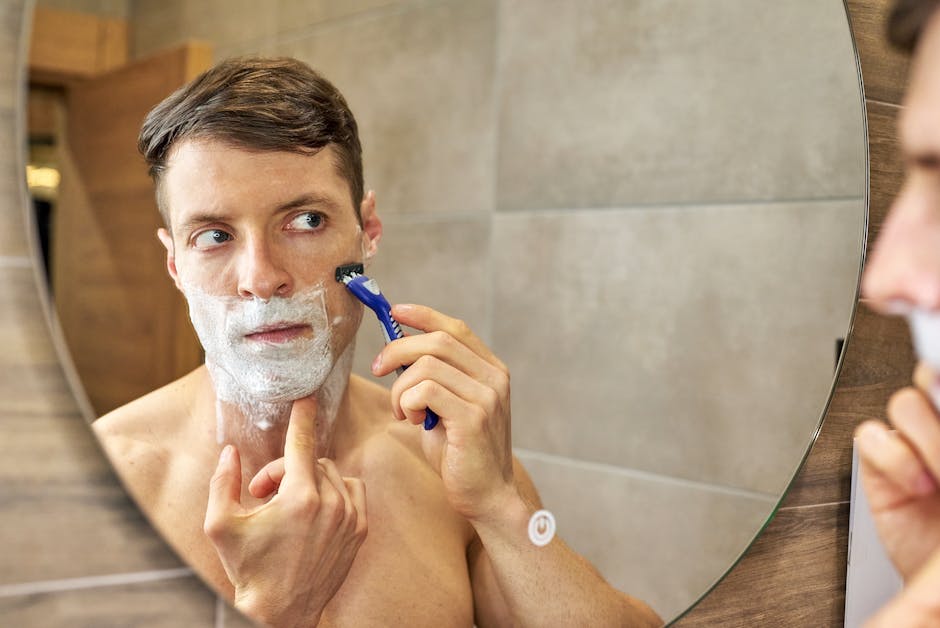 japanese man face shaving morning bathroom (Photo by Markofit Production via Pexels)