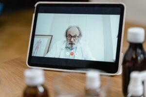 japanese man 40s online medical consultation smartphone hair (Photo by Tima Miroshnichenko via Pexels)